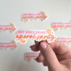 Pegatina mate de Aperol Spritz para chicas atractivas, con burbujas, naranja, rosa, fruta, brillo, cóctel femenino, bebidas, calcomanía para portátil y teléfono.