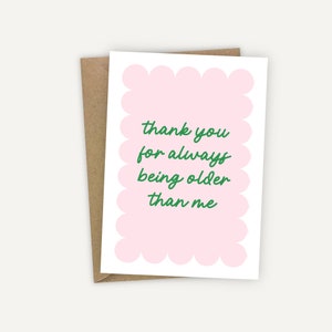 Gracias por ser siempre mayor que yo feliz cumpleaños borde festoneado rosa A6 tarjeta de felicitación de cumpleaños para amiga hermana relación femenina