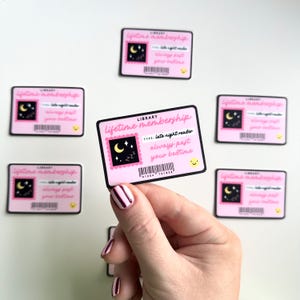 Pegatina para tarjeta de biblioteca Late Night Reader / Club de lectura Booktok Bookish Lover Regalo de lectura Calcomanía para teléfono y computadora portátil con luna rosa mate