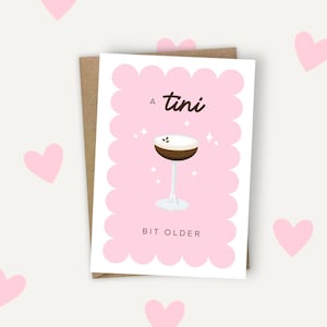 Tarjeta de cumpleaños con Martini Espresso "A Tini Bit Older" / A6 Feliz Cumpleaños con Cóctel Rosa Brillante para Novia y Hermana