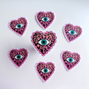 Pegatina troquelada con estampado de leopardo, corazón festoneado, rosa y verde, resistente al agua y a los rayos UV, para teléfono y portátil, estilo maximalista.