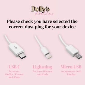 Puede incluir: Imagen que muestra tres cables de carga blancos: USB C, Lightning y Micro USB. El texto dice: "Por favor, compruebe que ha seleccionado el tap&oacute;n antipolvo correcto para su dispositivo". El logotipo de Dolly's Doodles est&aacute; en la parte superior. La imagen est&aacute; sobre un fondo rosa.