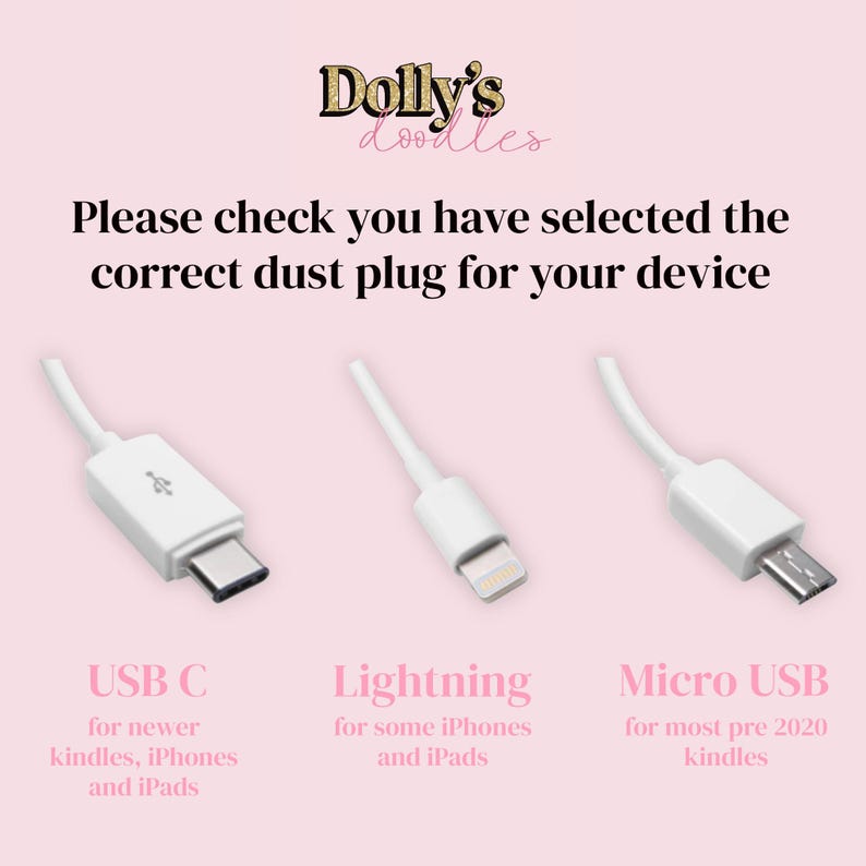 Puede incluir: Imagen que muestra tres cables de carga blancos: USB C, Lightning y Micro USB. El texto dice: "Por favor, compruebe que ha seleccionado el tap&oacute;n antipolvo correcto para su dispositivo". El logotipo de Dolly's Doodles est&aacute; en la parte superior. La imagen est&aacute; sobre un fondo rosa.