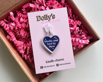 Charm Kindle "Acostarse a las 9pm" / Amante de los libros: Noche de lectura, Corazón, Estrellas, Rosa, Booktok, Ratón de biblioteca, Regalo bonito