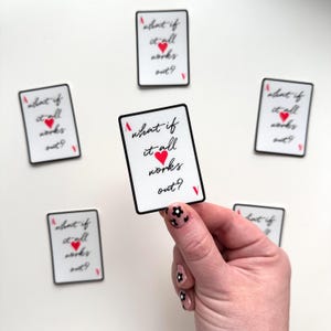 Et si tout s'arrangeait ? Sticker mat pour cartes à jouer | Résistant à l'eau rouge esthétique de bonnes vibrations de rappel de bonheur d'affirmation de positivité