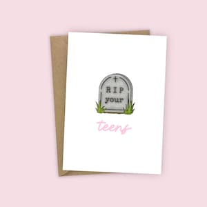 Joyeux 20e anniversaire RIP Your Teens Pierre tombale Pierre tombale Carte de jeu de mots amusante Jalon rose Girly moderne A6