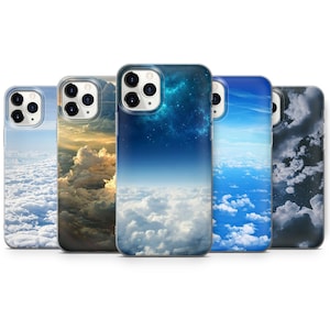 Peut inclure: Cinq étuis de téléphone différents avec des motifs de nuages et de ciel. Les étuis sont transparents et laissent apparaître les motifs à travers le plastique. Les motifs comprennent un ciel bleu avec des nuages, un coucher de soleil avec des nuages, un ciel nocturne étoilé avec des nuages, un ciel bleu avec des nuages et un ciel nuageux avec des étoiles.