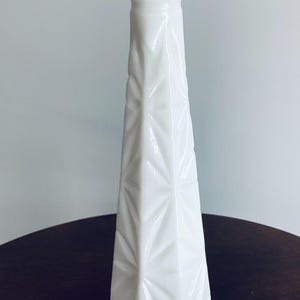 Vintage Milk Glass Bud Vase, Milk Glass Bud Vase, Vintage milk Glass, Vintage Vase, White Bud Vase, Cottagecore Decor, Pretty Bud Vase