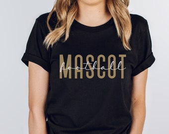 Peut inclure: T-shirt noir avec le texte "MASCOT football" en lettres dorées.