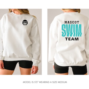 Peut inclure: Sweat-shirt blanc avec un motif noir et turquoise qui dit "Mascot Swim Team" au dos et un motif noir d'une t&ecirc;te de nageur avec le mot "Smith" &agrave; l'avant. Le mannequin porte un short noir.