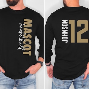 Peut inclure: T-shirt &agrave; manches longues noire avec du texte dor&eacute; qui dit "MASCOT basketball" sur le devant et "JOHNSON 12" au dos.