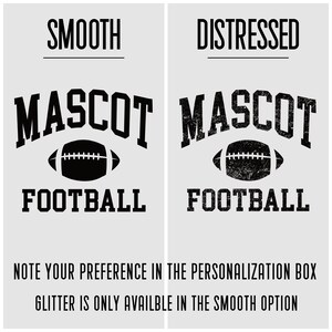 Pu&ograve; includere: Un design grafico con le parole "SMOOTH" e "DISTRESSED" sopra due versioni di "MASCOT FOOTBALL" con una grafica di football. Il testo sottostante recita "NOTE YOUR PREFERENCE IN THE PERSONALIZATION BOX" e "GLITTER IS ONLY AVAILBLE IN THE SMOOTH OPTION."