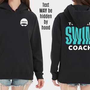 Peut inclure: Sweat-shirt &agrave; capuche noir avec un logo "COACH" blanc sur le devant et un graphique "SWIM COACH" turquoise au dos.