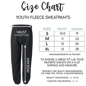 K&ouml;nnte beinhalten: Gr&ouml;&szlig;entabelle f&uuml;r Fleece-Jogginghosen f&uuml;r Kinder. Die Tabelle zeigt die Taillen- und Schrittl&auml;ngenma&szlig;e in Zoll f&uuml;r die Gr&ouml;&szlig;en S, M, L und XL. Die Tabelle enth&auml;lt auch Anweisungen zum Messen von Taille und Schrittl&auml;nge.