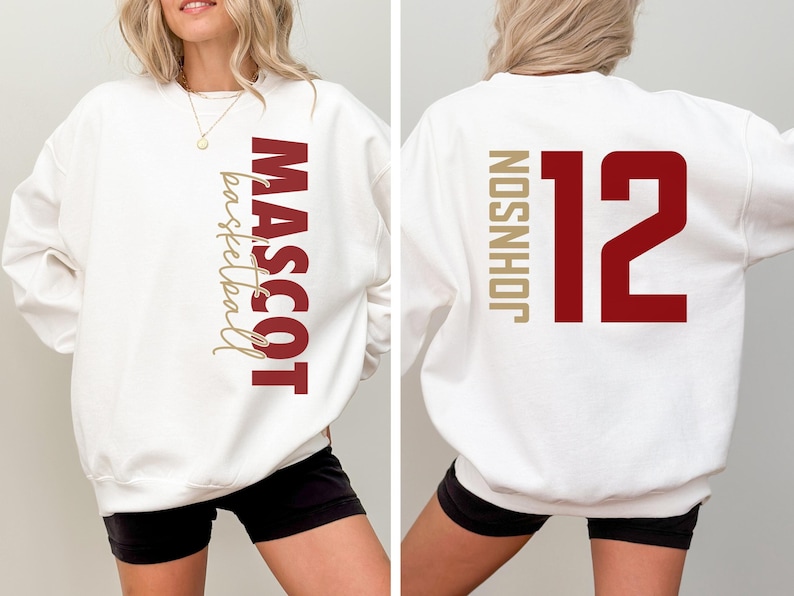 Peut inclure: Sweat-shirt blanc avec un motif rouge "MASCOT basketball" sur le devant et un motif rouge "12 JOHNSON" au dos.