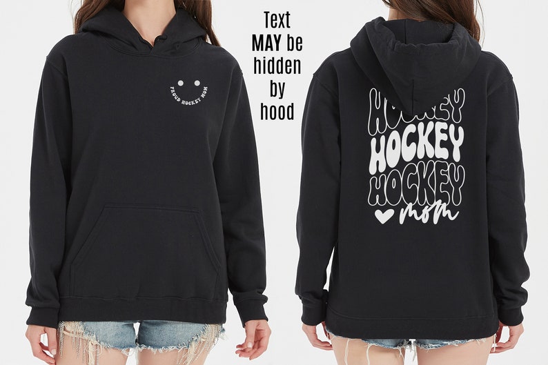 Peut inclure: Sweat-shirt &agrave; capuche noir avec un smiley blanc sur le devant et le texte "Hockey Mom" en police r&eacute;tro au dos.