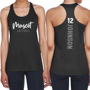 Op de afbeelding: Zwart atletisch tanktop met de woorden "Mascot Softball" in witte letters op de voorkant. De achterkant van de tanktop heeft het nummer "12" en de naam "Johnson" in zilver gedrukt.