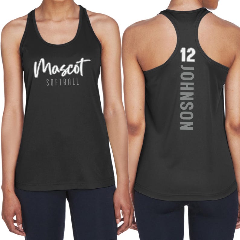 Op de afbeelding: Zwart atletisch tanktop met de woorden "Mascot Softball" in witte letters op de voorkant. De achterkant van de tanktop heeft het nummer "12" en de naam "Johnson" in zilver gedrukt.
