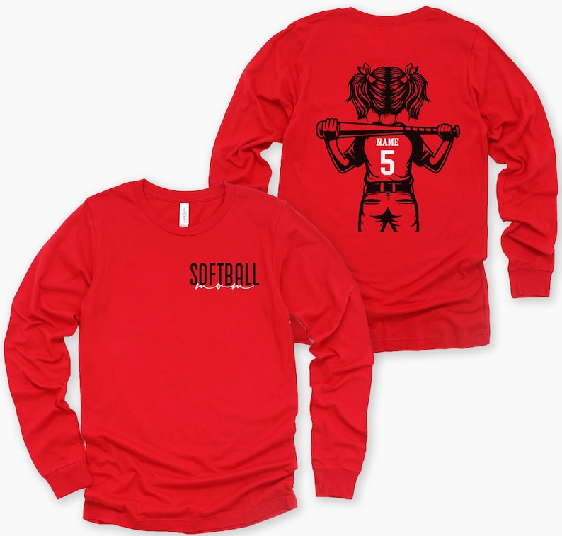 Puede incluir: Camiseta de softbol roja de manga larga. La parte delantera de la camiseta tiene la palabra "SOFTBALL" impresa en negro. La parte trasera de la camiseta presenta un gr&aacute;fico negro de una ni&ntilde;a sosteniendo un bate, con el n&uacute;mero "5" en la camiseta. La palabra "NAME" est&aacute; encima del n&uacute;mero.