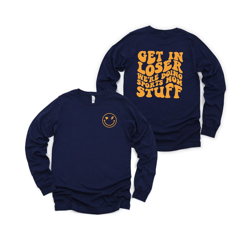 K&ouml;nnte beinhalten: Langarm-Shirt in Marineblau mit einem Smiley auf der Vorderseite und dem Text "Get in loser we're doing sports mom stuff" in Gelb auf der R&uuml;ckseite.