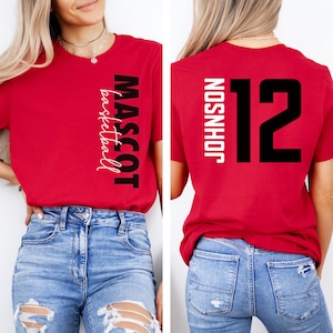Peut inclure: T-shirt rouge avec du texte noir qui dit "MASCOT basketball" sur le devant et "JOHNSON 12" au dos.