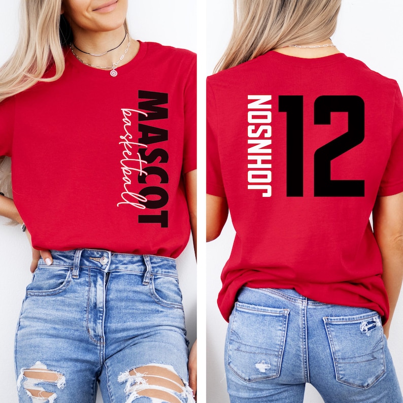 Peut inclure: T-shirt rouge avec du texte noir qui dit "MASCOT basketball" sur le devant et "JOHNSON 12" au dos.