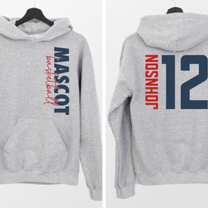 Peut inclure: Sweat-shirt &agrave; capuche gris avec le texte "MASCOT basketball" imprim&eacute; sur le c&ocirc;t&eacute; gauche et le texte "JOHNSON 12" imprim&eacute; sur le c&ocirc;t&eacute; droit.