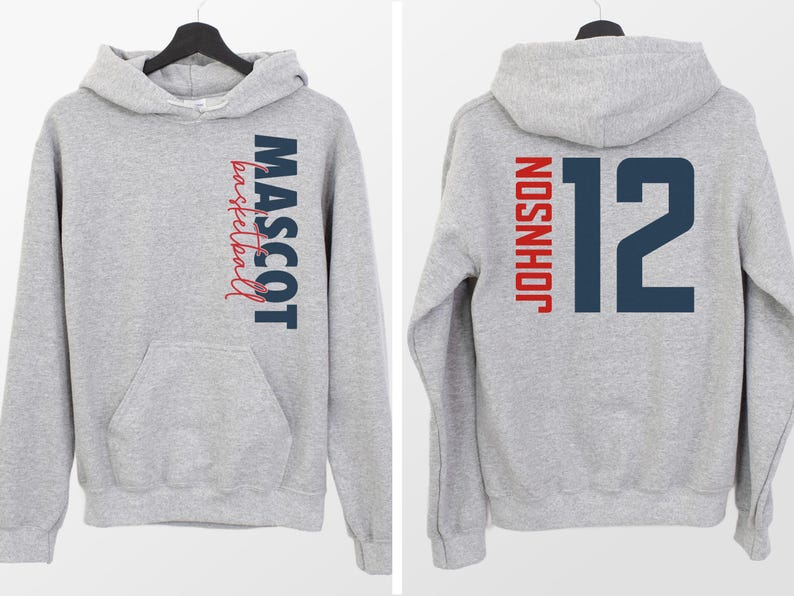Peut inclure: Sweat-shirt &agrave; capuche gris avec le texte "MASCOT basketball" imprim&eacute; sur le c&ocirc;t&eacute; gauche et le texte "JOHNSON 12" imprim&eacute; sur le c&ocirc;t&eacute; droit.