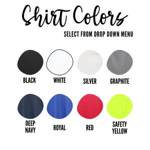 Op de afbeelding: Afbeelding met een kleurenkaart voor shirts. De tekst "Shirt Colors" staat bovenaan. Hieronder staan kleurstalen met de labels: Zwart, Wit, Zilver, Grafiet, Diep marineblauw, Koningsblauw, Rood en Veiligheidsgeel. "Select from drop down menu" wordt ook weergegeven.