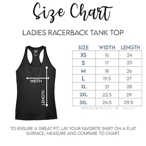 Op de afbeelding: Zwart racerback tanktop met een maattabel. De tabel toont maten XS tot 3XL, met afmetingen in inches. De tekst luidt "Size Chart" en "Ladies Racerback Tank Top".
