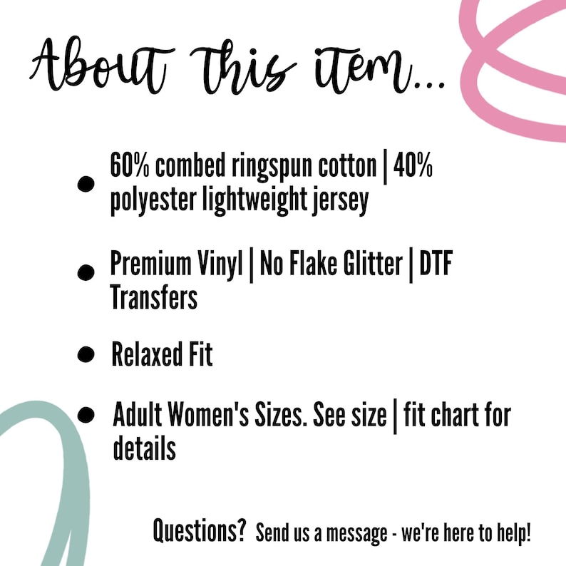 Pu&ograve; includere: Sfondo bianco con testo nero che descrive le caratteristiche dell'articolo. Il testo include "About This Item...", "60% cotone pettinato ringspun" e "Premium Vinyl". &Egrave; presente anche la frase "Relaxed Fit".