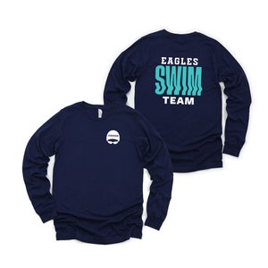 Peut inclure: T-shirt &agrave; manches longues bleu marine avec un graphique de bonnet de bain blanc sur le devant et "Eagles Swim Team" en turquoise au dos.