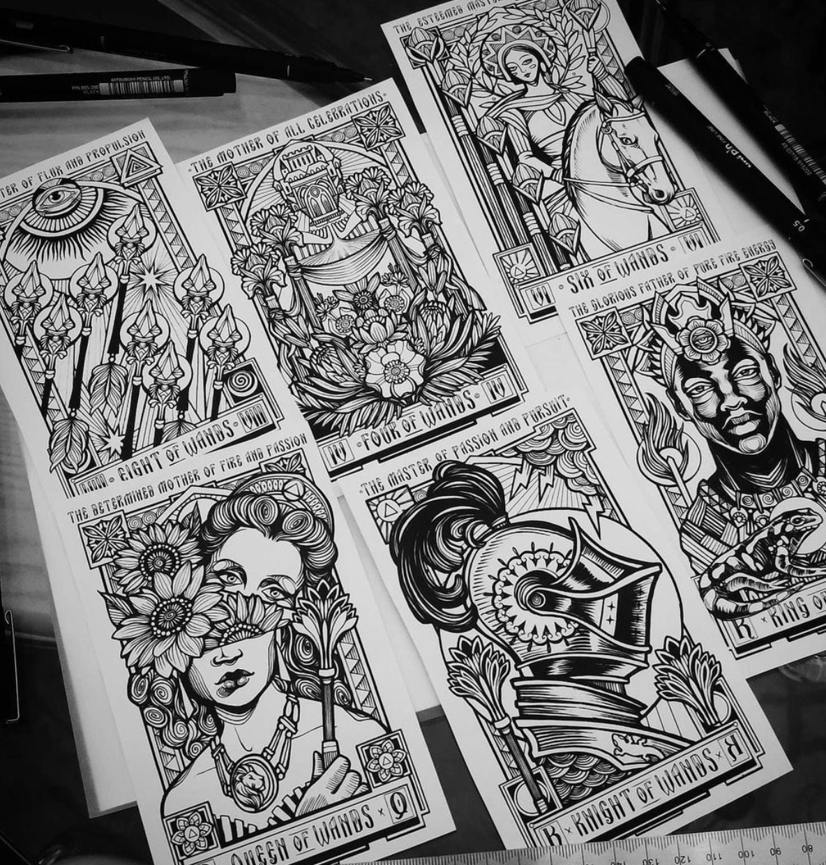 Le Tarot des Mains Laborieuses 78 Cartes Jeu de Tarot par Esme Baker -   France