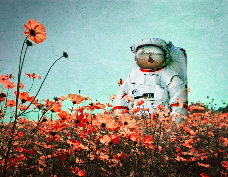 K&ouml;nnte beinhalten: Ein Astronaut in einem wei&szlig;en Raumanzug steht in einem Feld mit orangefarbenen Kosmosblumen. Das Visier des Astronauten spiegelt eine Frau in einem roten Kleid wider, die durch ein Feld geht.