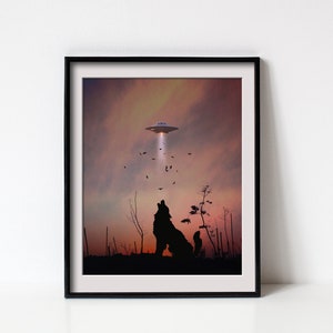 K&ouml;nnte beinhalten: Eine schwarze Silhouette eines Wolfes, der zu einer fliegenden Untertasse in einem Sonnenuntergangshimmel heult. Die Untertasse sendet einen Lichtstrahl aus.