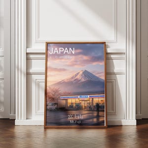 Puede incluir: Una impresión enmarcada que presenta una vista panorámica del monte Fuji en Japón. La imagen incluye el texto "JAPAN" y "Mt. Fuji" junto con caracteres japoneses. Se ve una tienda de conveniencia en la base de la montaña.
