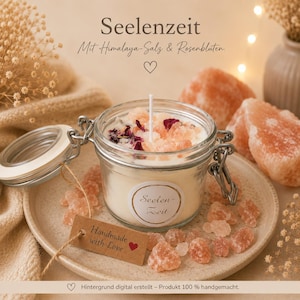 Peut inclure: Une bougie en pot de verre avec un couvercle à fermeture métallique, remplie de cire blanche, de cristaux de sel rose de l'Himalaya et de pétales de rose séchés. Une étiquette ronde indique Seelen-Zeit et une étiquette en papier brun dit Handmade with Love.