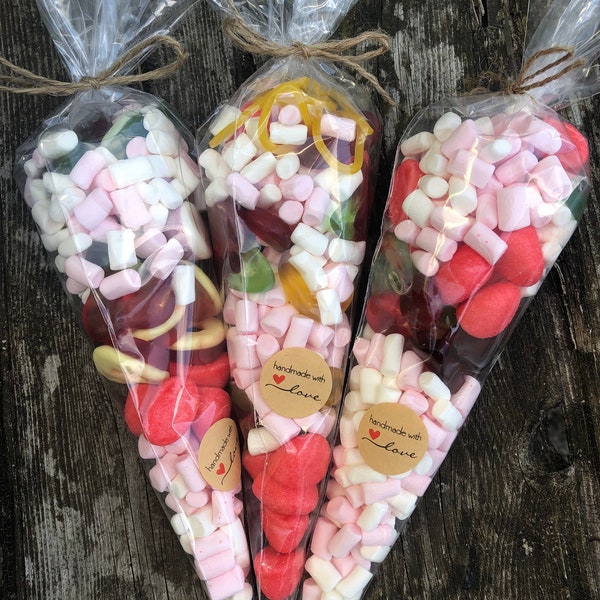 SÜßIGKEITEN, Gummis oder Bonbons, in Spitztüte, Mitbringsel, Jahrmarkt, Candybar