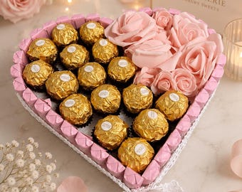 Bolo de chocolate XXL em formato de coração, rosa e dourado, iogurte + Rocher. Casamento Amor