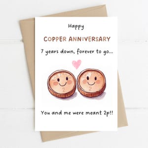 Könnte beinhalten: Eine Glückwunschkarte zum Kupferjubiläum mit dem Text "Happy Copper Anniversary" und "7 years down, forever to go...". Die Karte zeigt eine Illustration von zwei lächelnden Zwei-Pence-Münzen und den Satz "You and me were meant 2p!!". Die Karte befindet sich in einem braunen Umschlag.