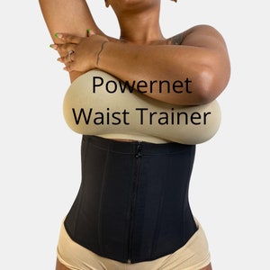 Puede incluir: Entrenador de cintura negro con cierre de cremallera. El texto "Powernet Waist Trainer" está impreso en la parte delantera del entrenador.
