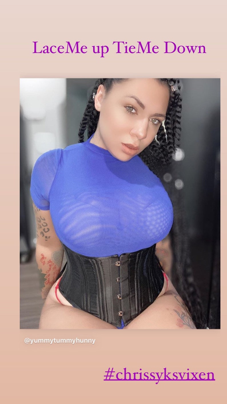 K&ouml;nnte beinhalten: Eine Frau tr&auml;gt ein blaues, durchsichtiges Oberteil und ein schwarzes Korsett mit Schn&uuml;rung. Der Text "LaceMe up TieMe Down" befindet sich oben im Bild und der Text "@yummytummyhunny" unten im Bild. Der Hashtag "#chrissyksvixen" befindet sich unten im Bild.