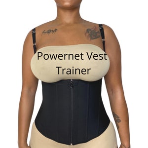 Peut inclure: Gilet d'entraînement en powernet noir avec bretelles réglables et fermeture éclair sur le devant. Le gilet est conçu pour aider à modeler et soutenir le torse.