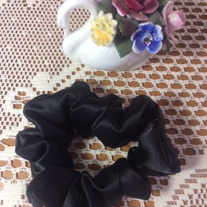 SCHWARZE SATIN Scrunchie, Weiche Haarspange, Made in Calgary