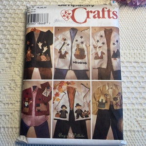 Peut inclure: Patron de couture Simplicity Crafts pour cinq pulls d'enfants avec différents thèmes de vacances. Les pulls présentent des appliqués de sorcière, de chat, de bonhomme de neige, de pèlerins et de dinde. Le patron est pour les tailles 18, 20 et 22. Le patron est d'Angie Wilhite.