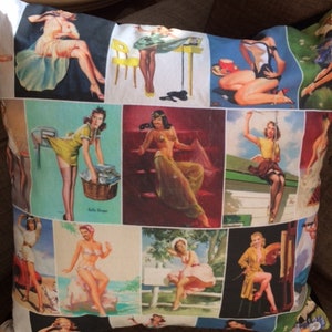 Może przedstawiać: Biała poszewka na poduszkę z kolorowym kolażem zdjęć kobiet w pozach pin-up. Zdjęcia są ułożone w siatkę i przedstawiają r&oacute;żne tła, w tym plażę, las i ulicę miejską.