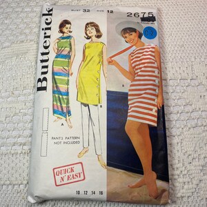 Peut inclure: Patron de couture vintage pour une robe, Butterick 2675, taille 12, tour de poitrine 32. Le patron présente une robe à rayures avec un devant boutonné et une robe unie avec un devant boutonné. Le patron est intitulé "Quick 'n Easy".