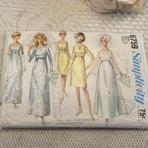 Può includere: Modello di cucito Simplicity vintage con illustrazioni di abiti da sposa e abiti. Il modello include disegni per una giacca e uno strascico adatti a pizzo, occhielli e veli. La confezione è bianca con testo e illustrazioni blu.