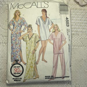 Op de afbeelding: Een McCall's naaipatroon envelop met illustraties van dameskledingontwerpen. De envelop bevat de tekst "4553 MEDIUM" en "THE EASY 90 MIN PATTERN". De ontwerpen omvatten een jurk met bloemenprint, een witte tuniek en een roze pyjamaset.
