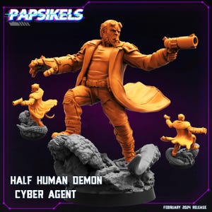Op de afbeelding: Een gedetailleerd, oranjegekleurd, 3D-geprint miniatuur van een demonenkarakter dat een pistool vasthoudt. Het personage draagt een lange jas en heeft hoorns. Het miniatuur staat op een rotsachtige basis. De tekst "HALF HUMAN DEMON CYBER AGENT" is onder het miniatuur gedrukt.
